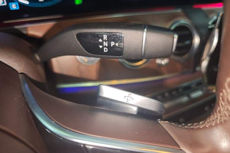 Used Mercedes-Benz E-Class 2022 Updated E 300 L Luxury Edition Gear Lever