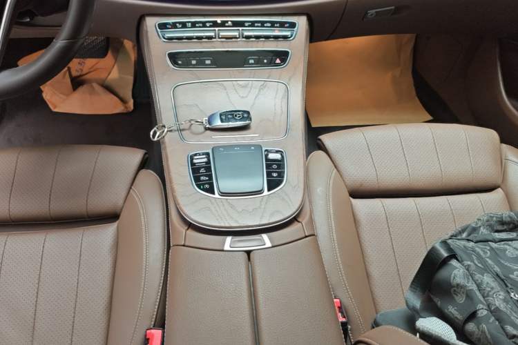 Used Mercedes-Benz E-Class 2022 Second Facelift E 300 L Luxury Edition Gear Lever