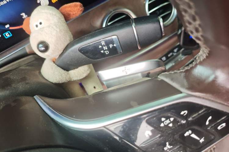 Used Mercedes-Benz E-Class 2022 Updated E 300 L Luxury Edition Gear Lever