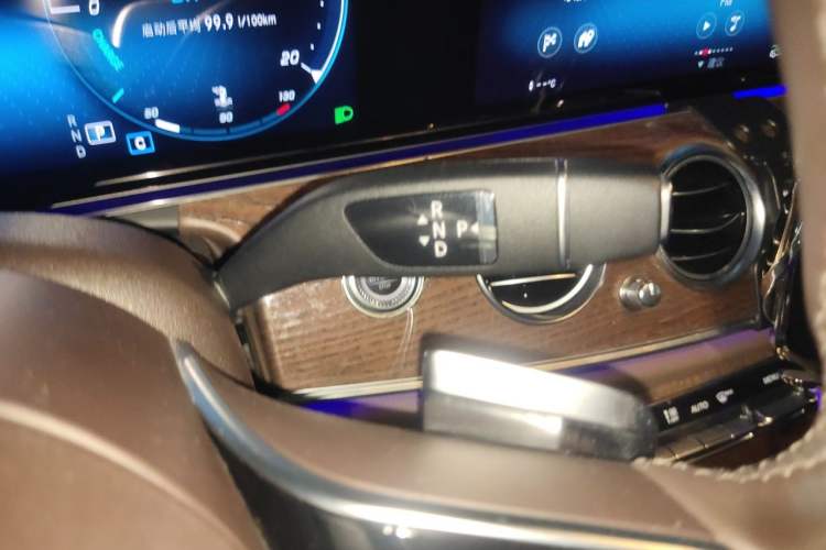 Used Mercedes-Benz E-Class 2022 Updated E 300 L Luxury Edition Gear Lever