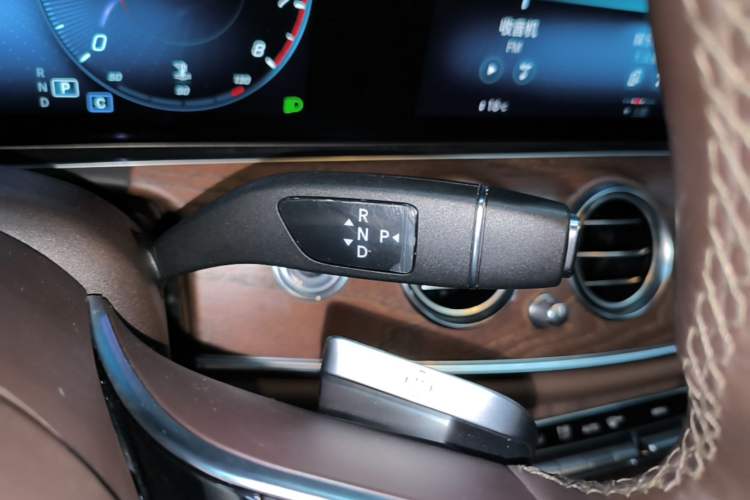 Used Mercedes-Benz E-Class 2022 Updated E 300 L Luxury Edition Gear Lever