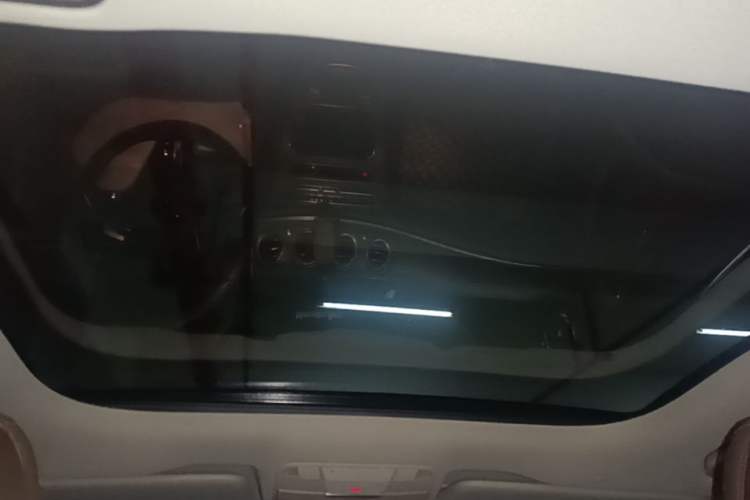 Used Mercedes-Benz E-Class 2022 Second Facelift E 300 L Luxury Edition Headliner