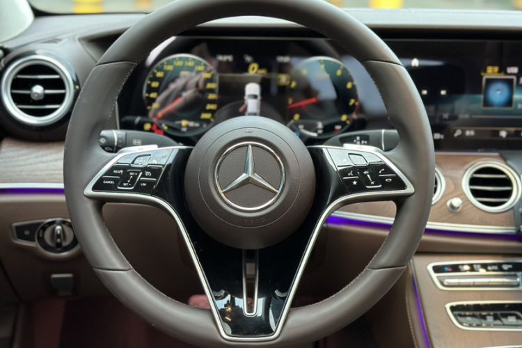 Used Mercedes-Benz E-Class 2022 E 260 L Interior 1