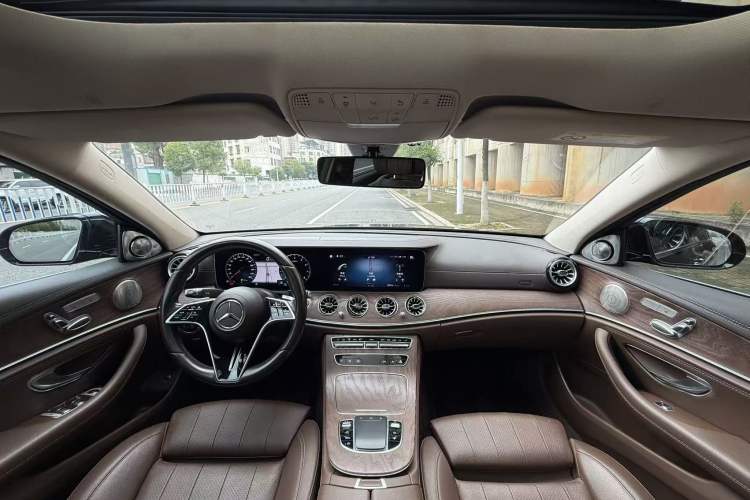 Used Mercedes-Benz E-Class 2022 Updated E 300 L Luxury Edition Interior 1