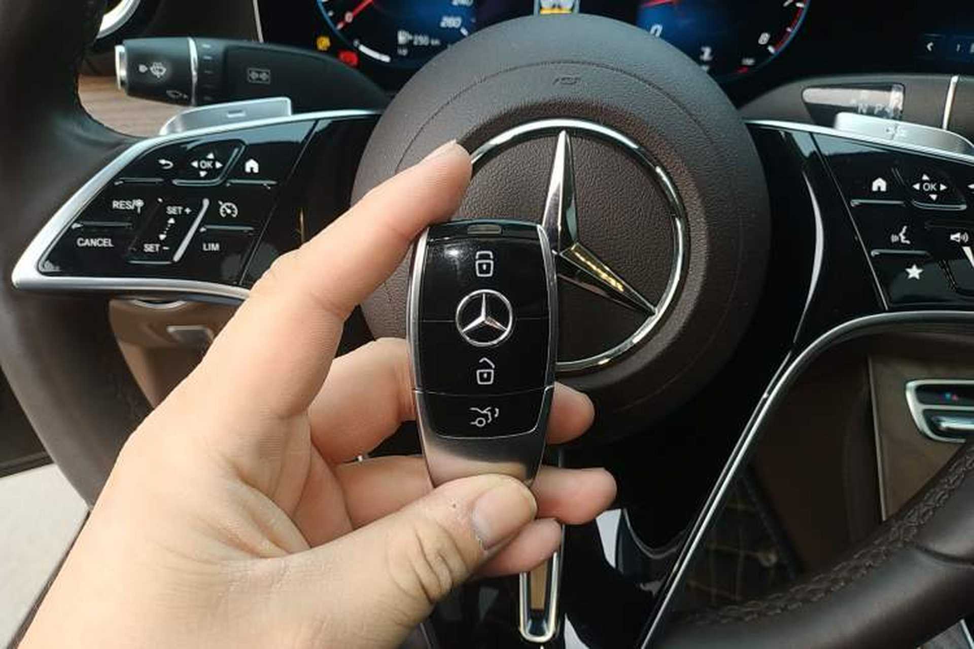 Used Mercedes-Benz E-Class 2022 E 260 L Interior 1