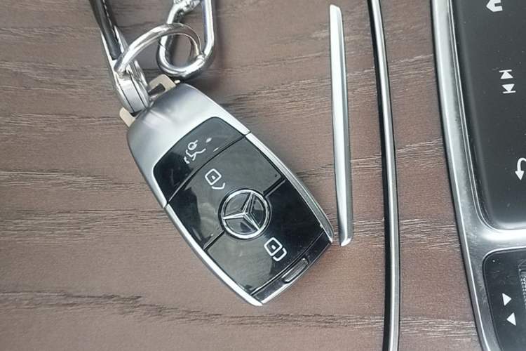 Used Mercedes-Benz E-Class 2022 Updated E 260 L Interior 1