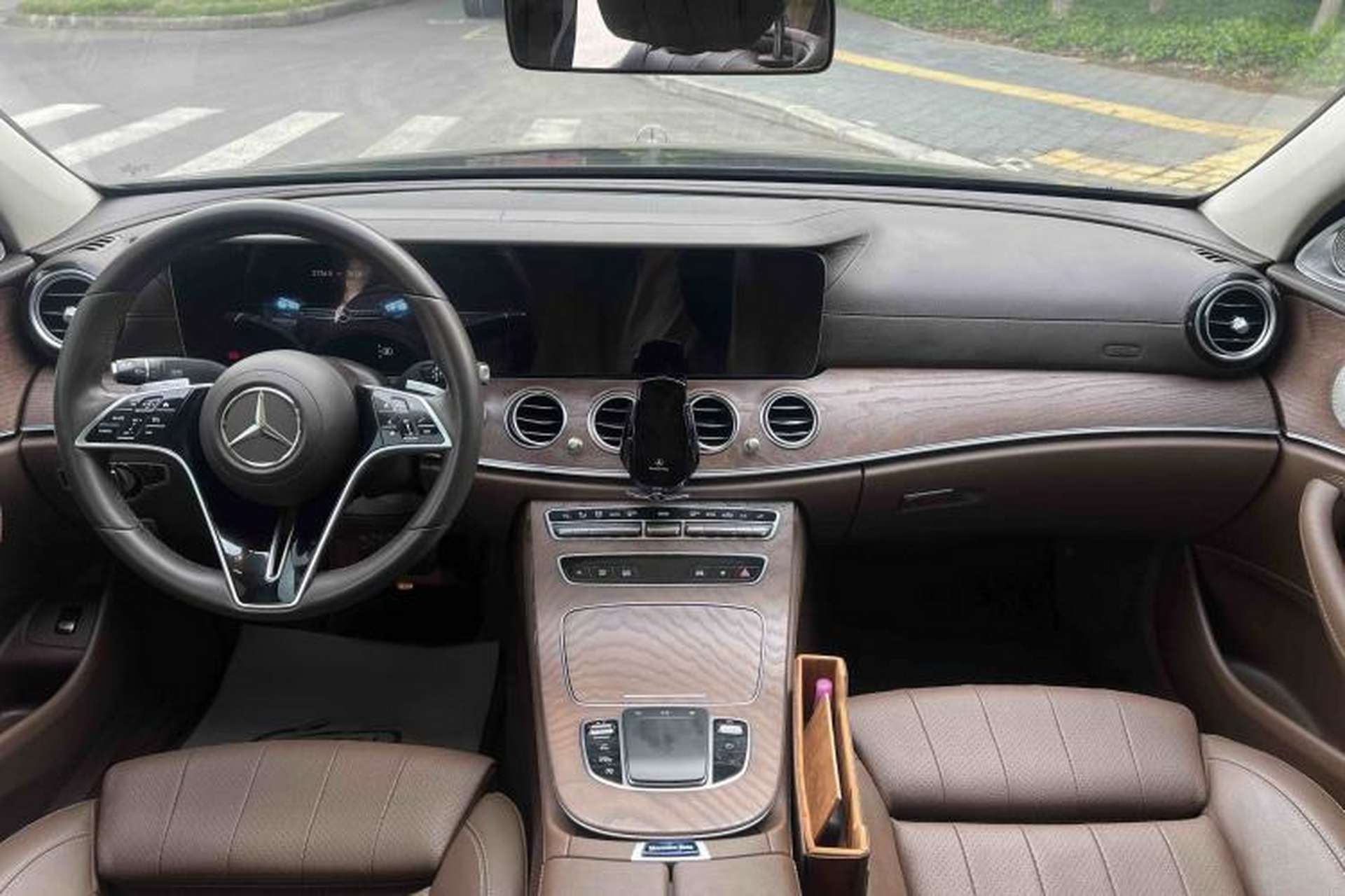 Used Mercedes-Benz E-Class 2022 E 260 L Interior 2