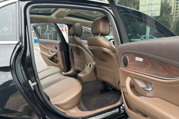 Used Mercedes-Benz E-Class 2022 Second Facelift E 300 L Fashion Edition Interior 2