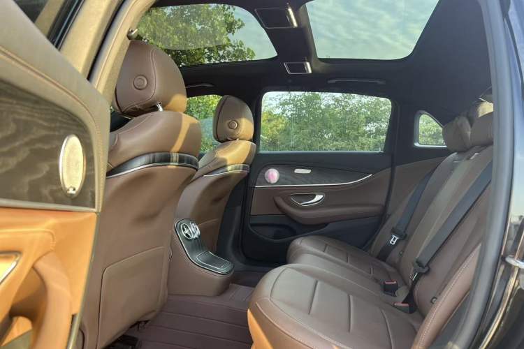 Used Mercedes-Benz E-Class 2022 Second Facelift E 300 L Sporty and Stylish Edition Interior 3