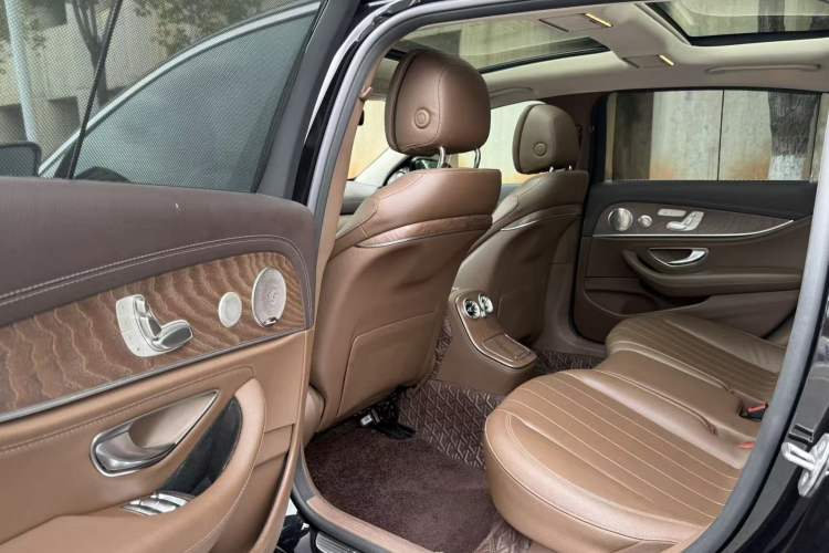 Used Mercedes-Benz E-Class 2022 Updated E 300 L Luxury Edition Interior 3