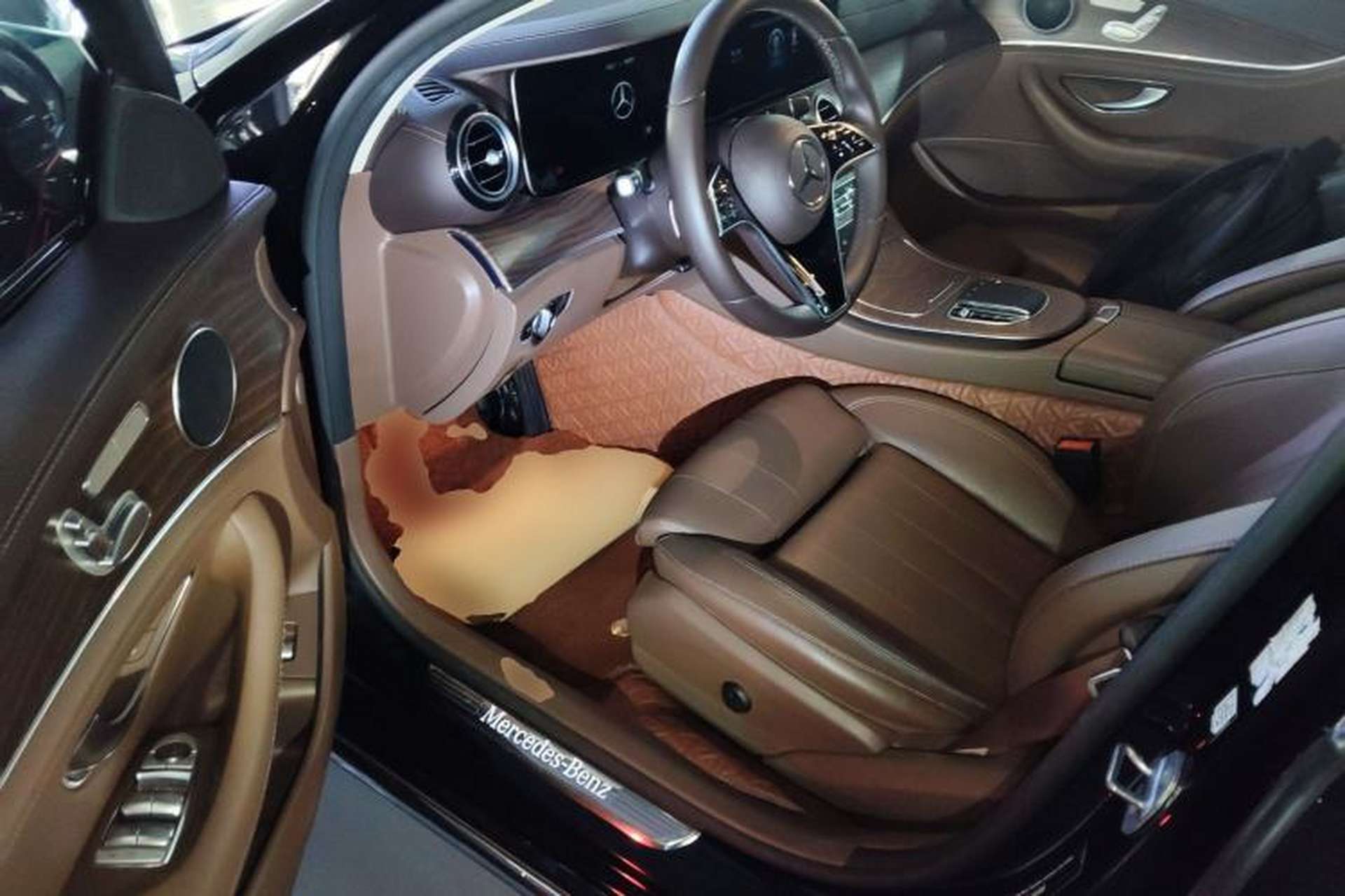Used Mercedes-Benz E-Class 2022 Second Facelift E 300 L Fashion Edition Interior 3
