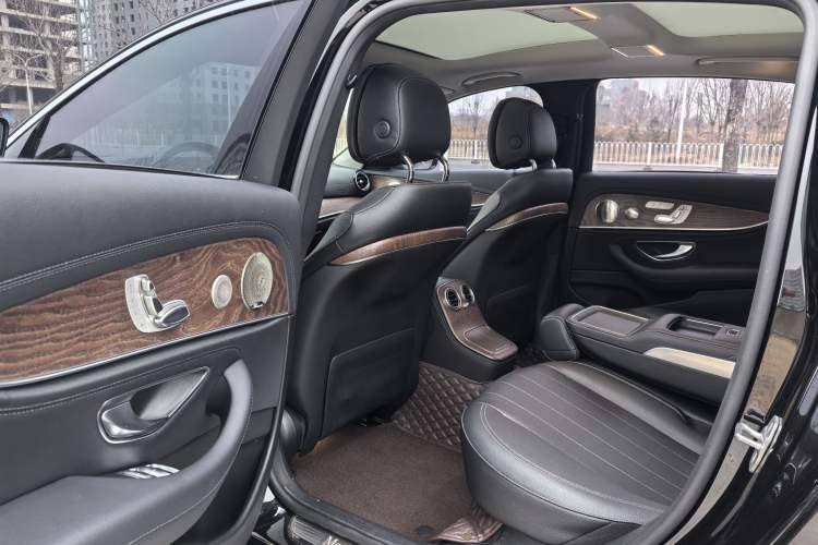 Used Mercedes-Benz E-Class 2022 Updated E 300 L Luxury Edition Interior 4
