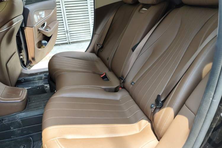 Used Mercedes-Benz E-Class 2022 Updated E 300 L Luxury Edition Interior 4