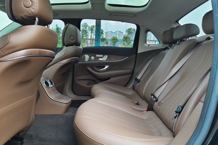 Used Mercedes-Benz E-Class 2022 Updated E 300 L Luxury Edition Interior 4