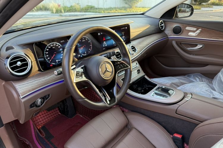 Used Mercedes-Benz E-Class 2022 Second Facelift E 300 L Fashion Edition Interior 4