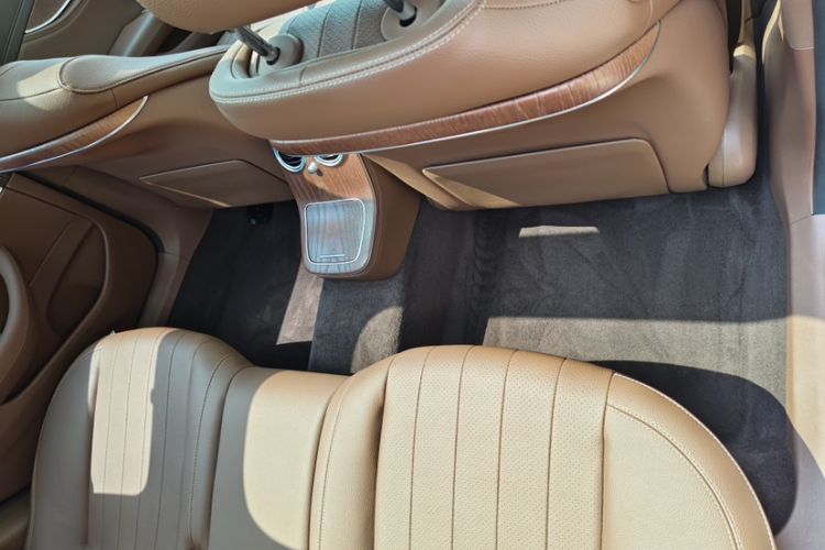 Used Mercedes-Benz E-Class 2022 Second Facelift E 300 L Luxury Edition Interior 6