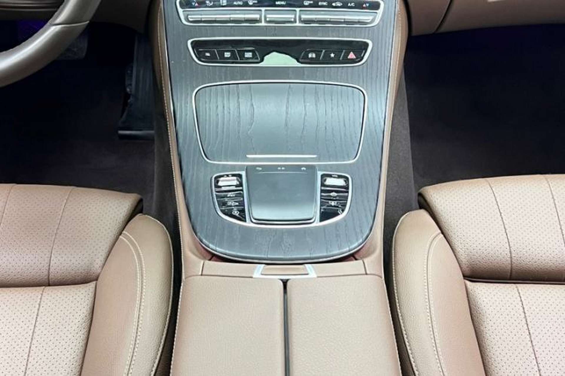 Used Mercedes-Benz E-Class 2022 Second Facelift E 300 L Luxury Edition Interior 7