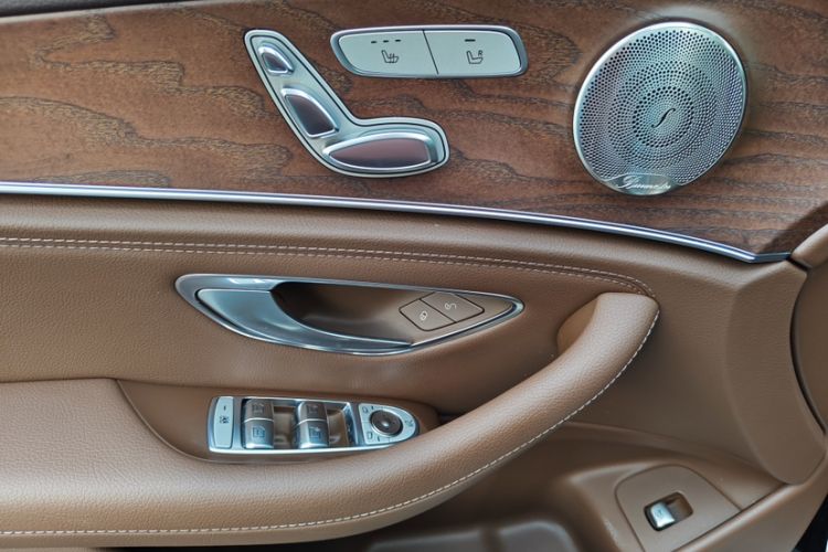 Used Mercedes-Benz E-Class 2022 Updated E 300 L Luxury Edition Interior 7