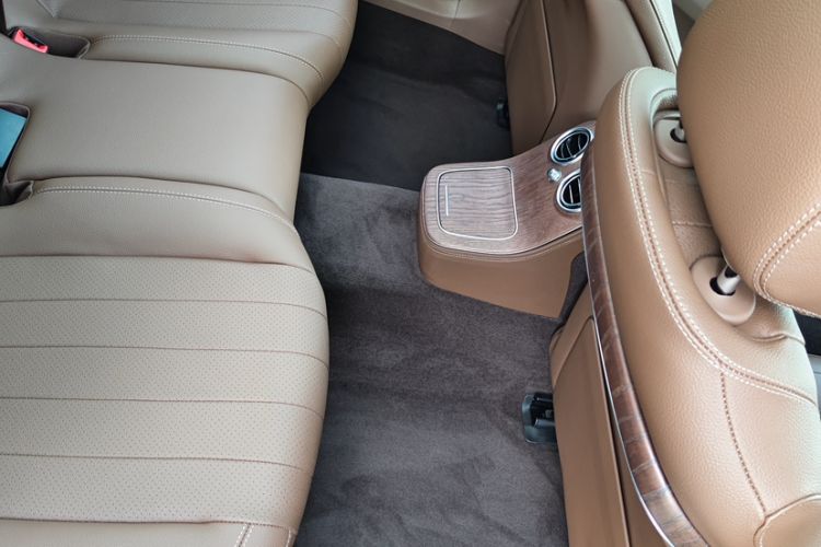 Used Mercedes-Benz E-Class 2022 Updated E 300 L Luxury Edition Interior 8