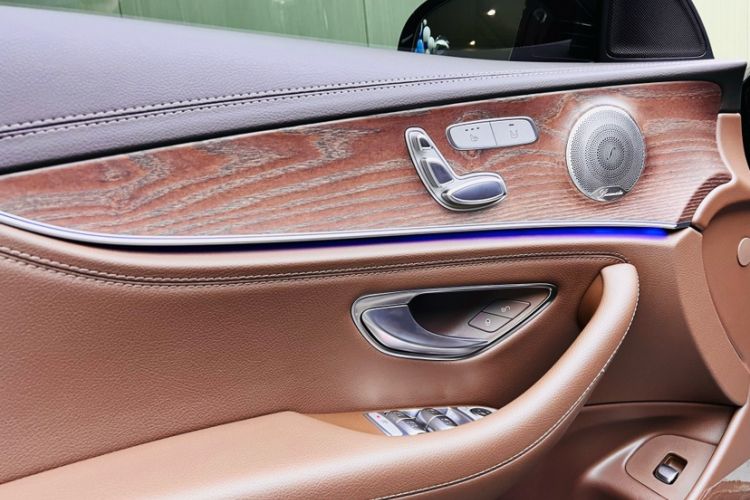 Used Mercedes-Benz E-Class 2022 Updated E 300 L Luxury Edition Interior 8