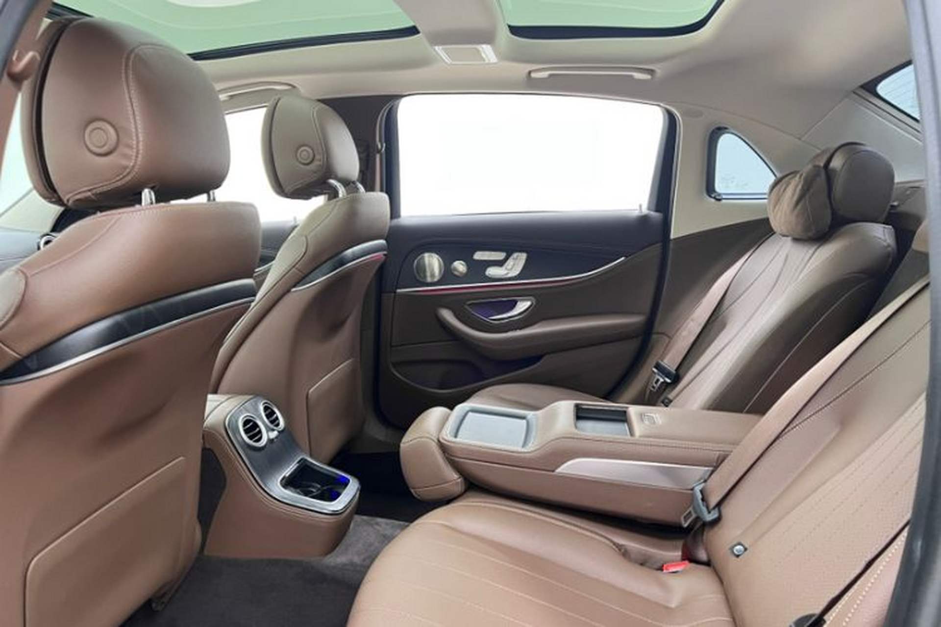 Used Mercedes-Benz E-Class 2022 Second Facelift E 300 L Luxury Edition Interior 9