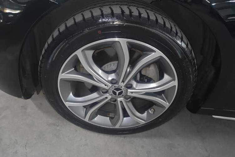 Used Mercedes-Benz E-Class 2022 Revised E 300 L Sporty and Stylish Edition Left Front Wheel Hub