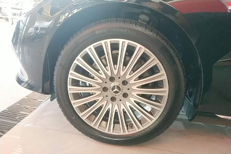 Used Mercedes-Benz E-Class 2022 Second Facelift E 300 L Luxury Edition Left Front Wheel Hub