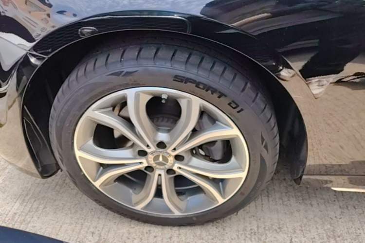 Used Mercedes-Benz E-Class 2022 Revised E 300 L Sporty and Stylish Edition Left Front Wheel Hub