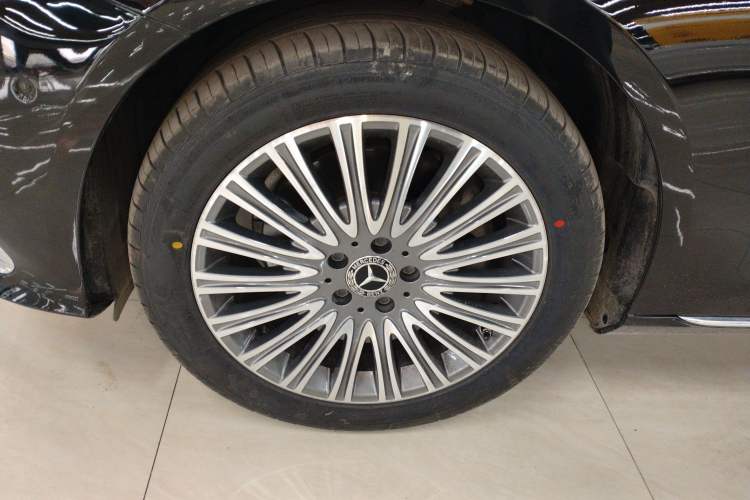 Used Mercedes-Benz E-Class 2022 Updated E 300 L Luxury Edition Left Front Wheel Hub
