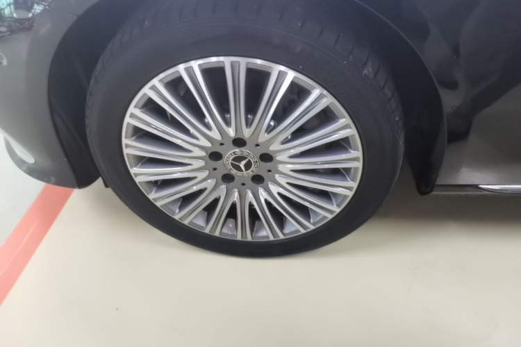 Used Mercedes-Benz E-Class 2022 Updated E 300 L Luxury Edition Left Front Wheel Hub