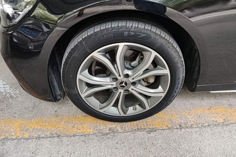 Used Mercedes-Benz E-Class 2022 Revised E 300 L Sporty and Stylish Edition Left Front Wheel Hub