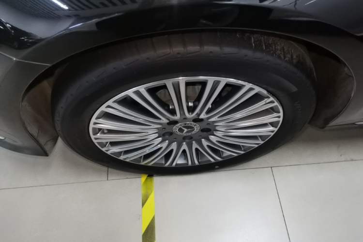 Used Mercedes-Benz E-Class 2022 Updated E 300 L Luxury Edition Left Front Wheel Hub
