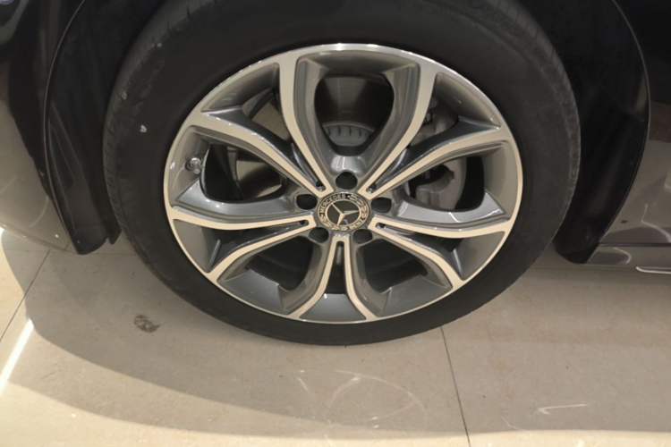 Used Mercedes-Benz E-Class 2022 Revised Version E 300 L Sport Luxury Edition Left Front Wheel Hub