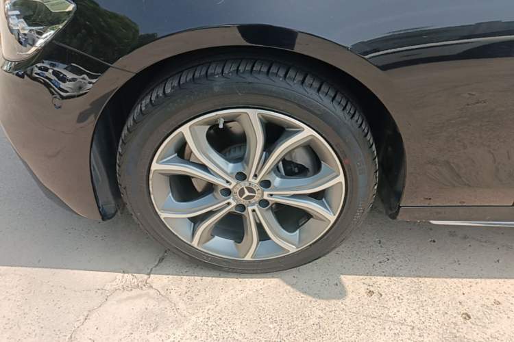 Used Mercedes-Benz E-Class 2022 Revised E 300 L Sporty and Stylish Edition Left Front Wheel Hub