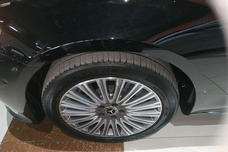 Used Mercedes-Benz E-Class 2022 Updated E 300 L Luxury Edition Left Front Wheel Hub