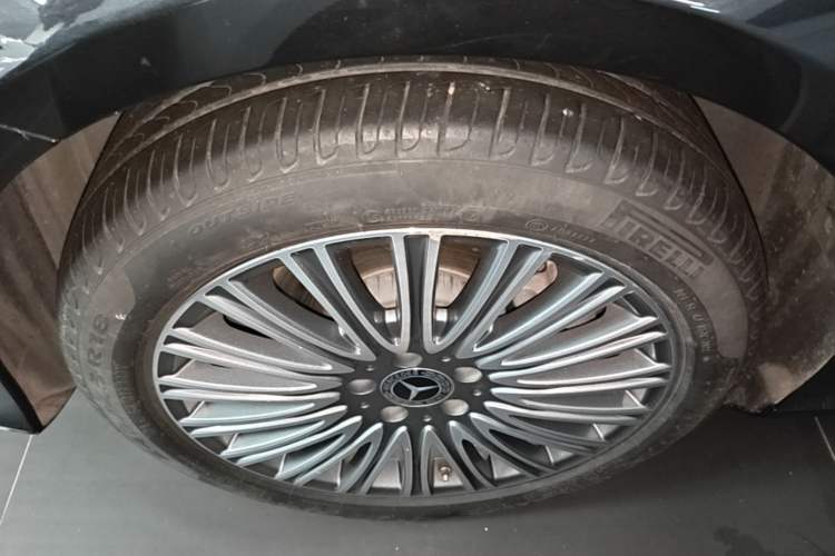 Used Mercedes-Benz E-Class 2022 Revised Version E 300 L Luxury Edition Left Front Wheel Hub