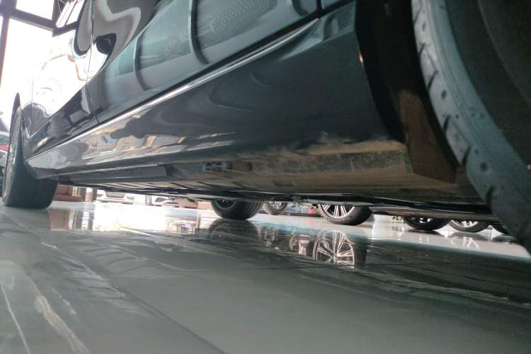 Used Mercedes-Benz E-Class 2022 E 300 L Stylish Model Left Side Sill