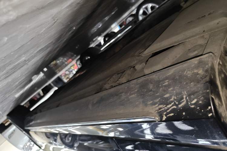 Used Mercedes-Benz E-Class 2022 E 300 L Sporty and Stylish Model Left Side Sill