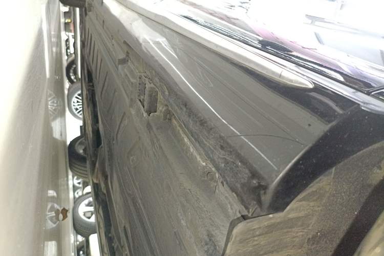 Used Mercedes-Benz E-Class 2022 Second Facelift E 300 L Sport Luxury Edition Left Side Sill