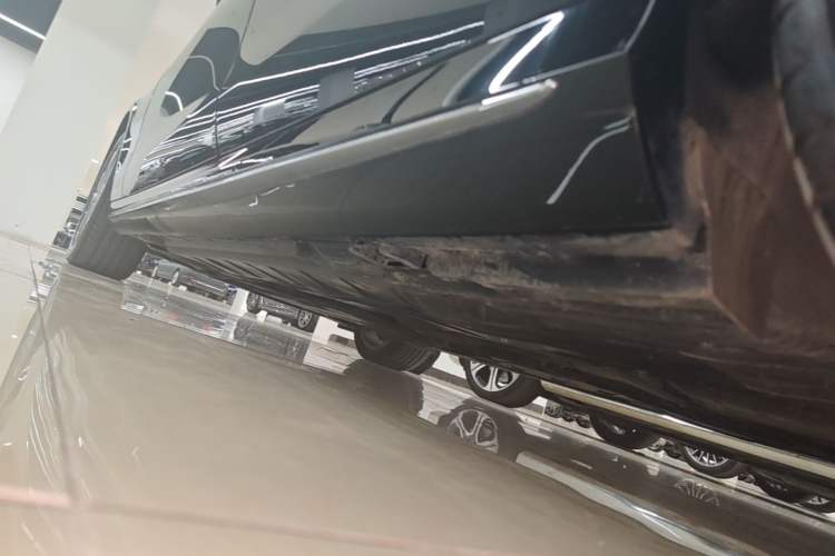 Used Mercedes-Benz E-Class 2022 Second Facelift E 300 L Sport Luxury Edition Left Side Sill