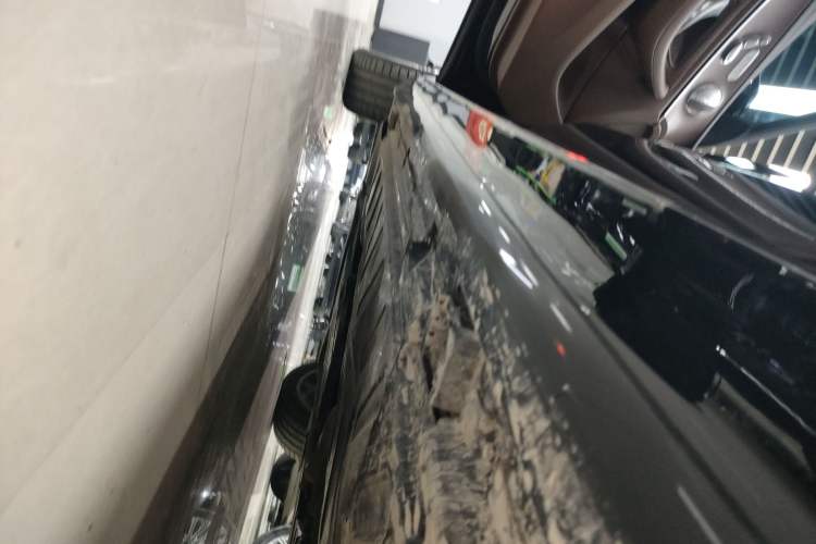 Used Mercedes-Benz E-Class 2022 Updated E 300 L Luxury Edition Left Side Sill