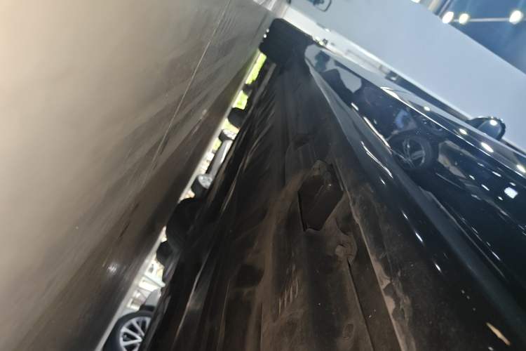 Used Mercedes-Benz E-Class 2022 Updated E 300 L Luxury Edition Left Side Sill