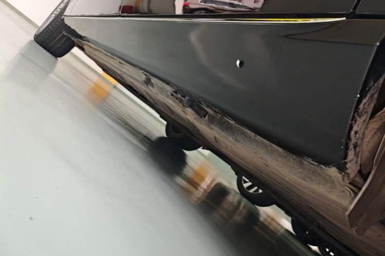 Used Mercedes-Benz E-Class 2022 Second Facelift E 300 L Luxury Edition Left Side Sill