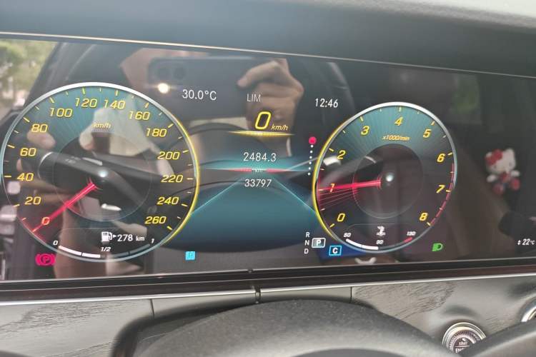 Used Mercedes-Benz E-Class 2022 Revised Version E 300 L Sport Luxury Edition Odometer Close Up