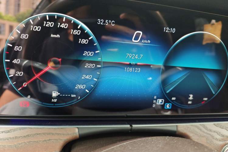 Used Mercedes-Benz E-Class 2022 E 260 L Odometer Close Up