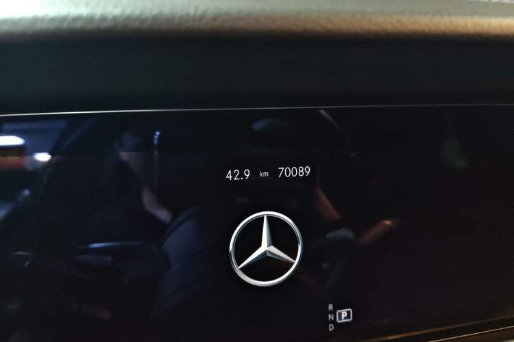 Used Mercedes-Benz E-Class 2022 E 260 L Odometer Close Up