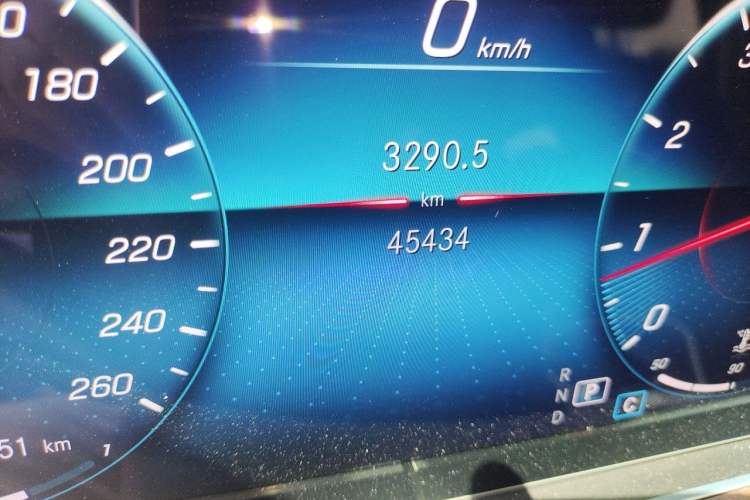 Used Mercedes-Benz E-Class 2022 Updated E 300 L Stylish Edition Odometer Close Up