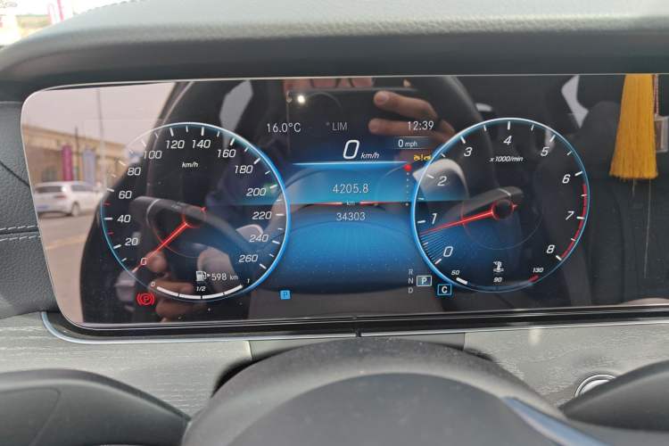 Used Mercedes-Benz E-Class 2022 E 260 L 4MATIC Odometer Close Up