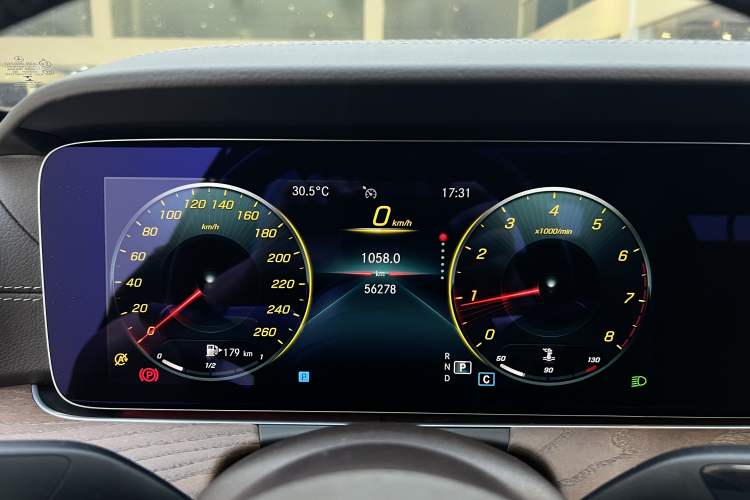 Used Mercedes-Benz E-Class 2022 Revised Version E 300 L Luxury Edition Odometer Close Up