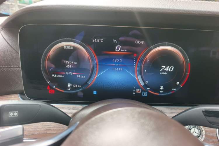 Used Mercedes-Benz E-Class 2022 E 260 L Odometer Close Up